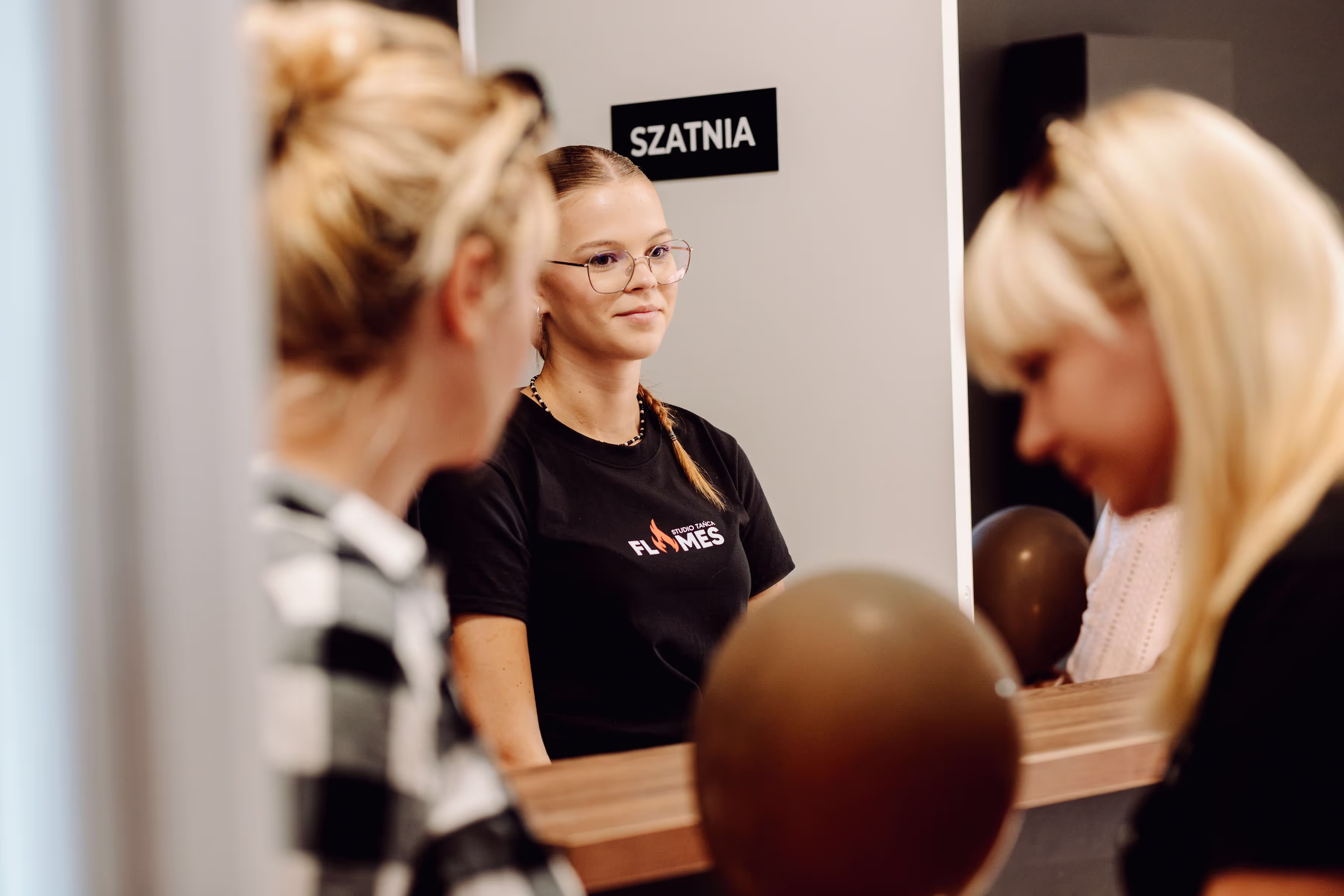 jedna z instruktorek stojąca przy wejsciu na sale