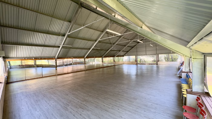 Zadaszona wiata sportowo-widowiskowa z lustrami do tańca